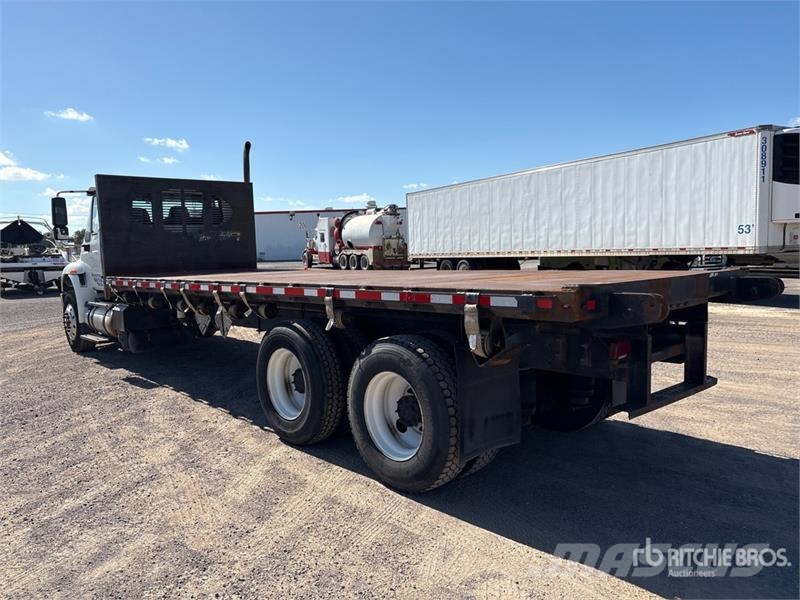 International 4400 Tovornjaki s kesonom/platojem