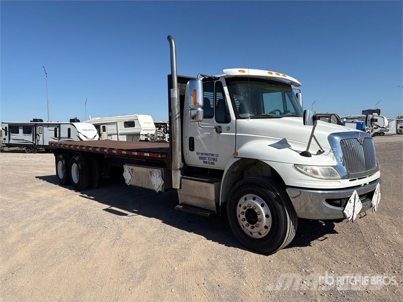 International 4400 Tovornjaki s kesonom/platojem