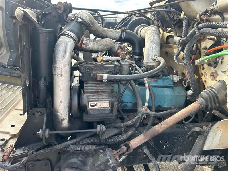 International 4700 덤프 트럭