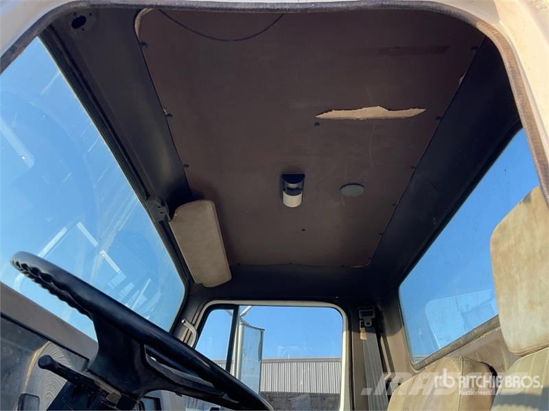 International 4900 Cabinas
