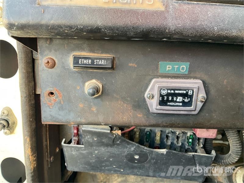International 4900 Cabinas