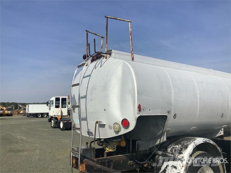 International 4900 4x2 Fuel Truck Autocisterna