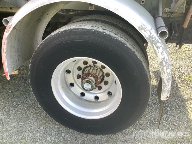 International 4900 4x2 Fuel Truck Autocisterna