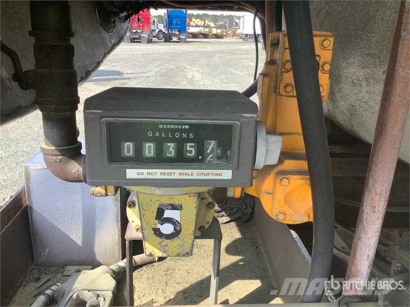 International 4900 4x2 Fuel Truck Autocisterna