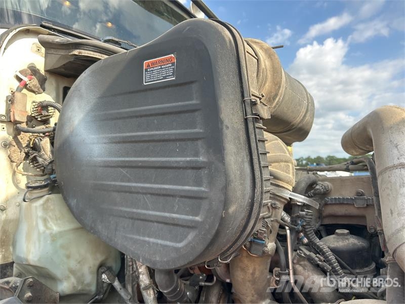 International 5900i Ohjaamot ja sisustat