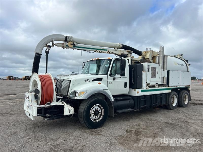 International 7400 Saug- und Druckwagen