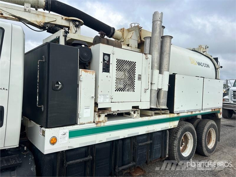 International 7400 Saug- und Druckwagen