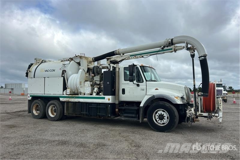 International 7400 Saug- und Druckwagen