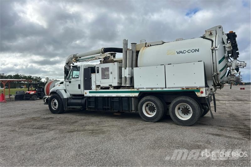 International 7400 Saug- und Druckwagen