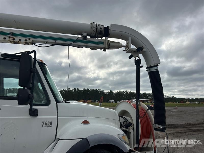 International 7400 Saug- und Druckwagen