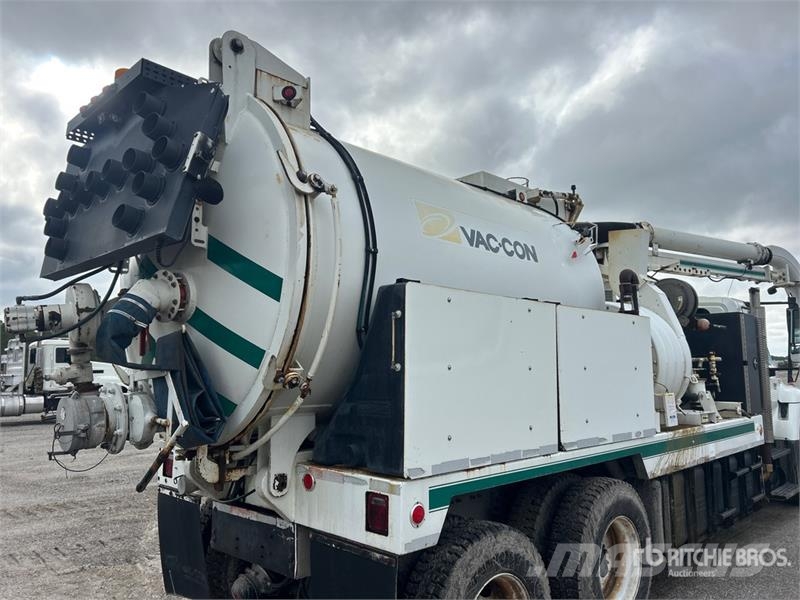 International 7400 Saug- und Druckwagen