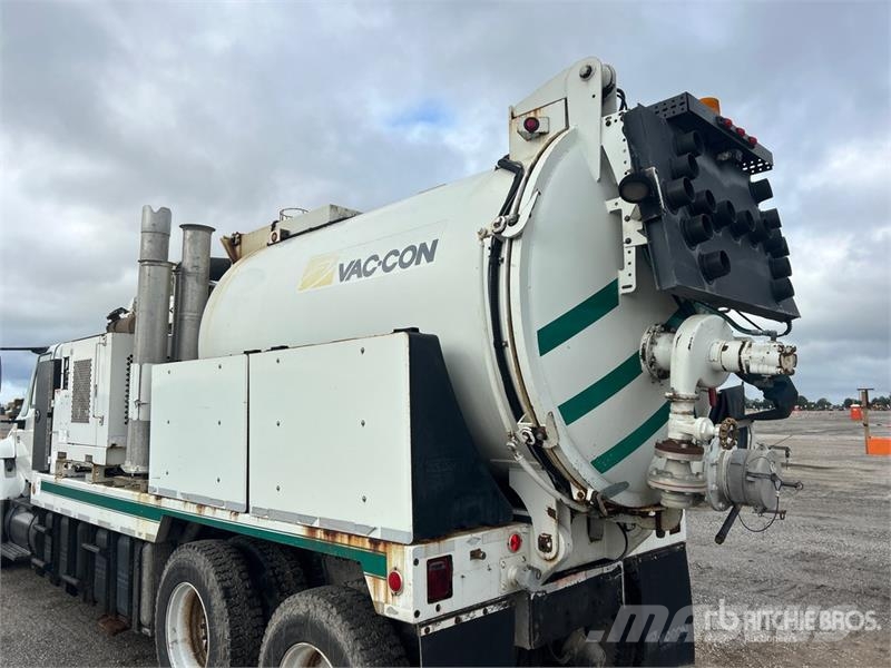 International 7400 Saug- und Druckwagen