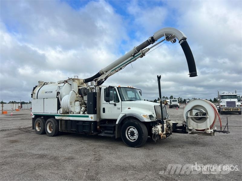 International 7400 Saug- und Druckwagen