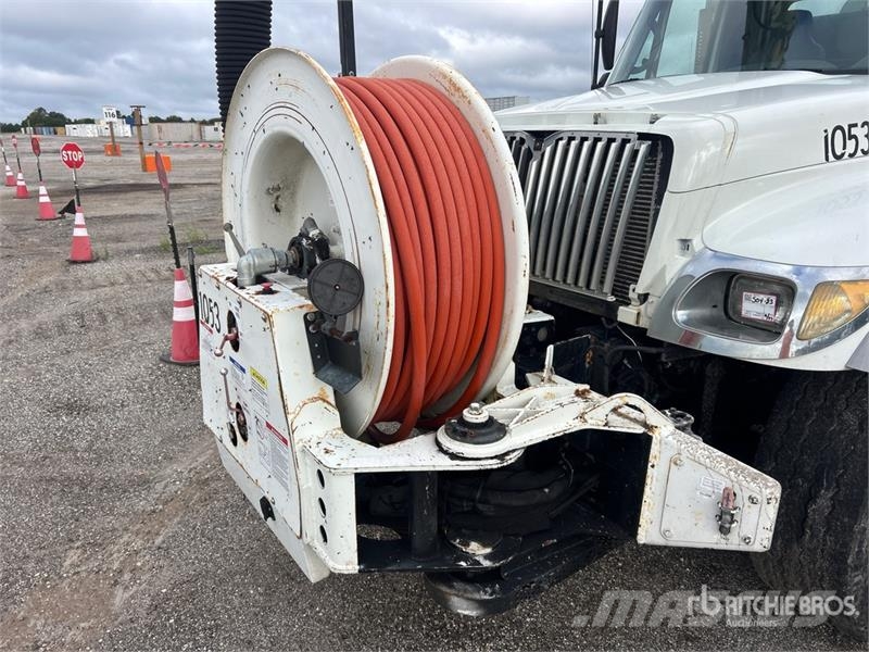 International 7400 Saug- und Druckwagen
