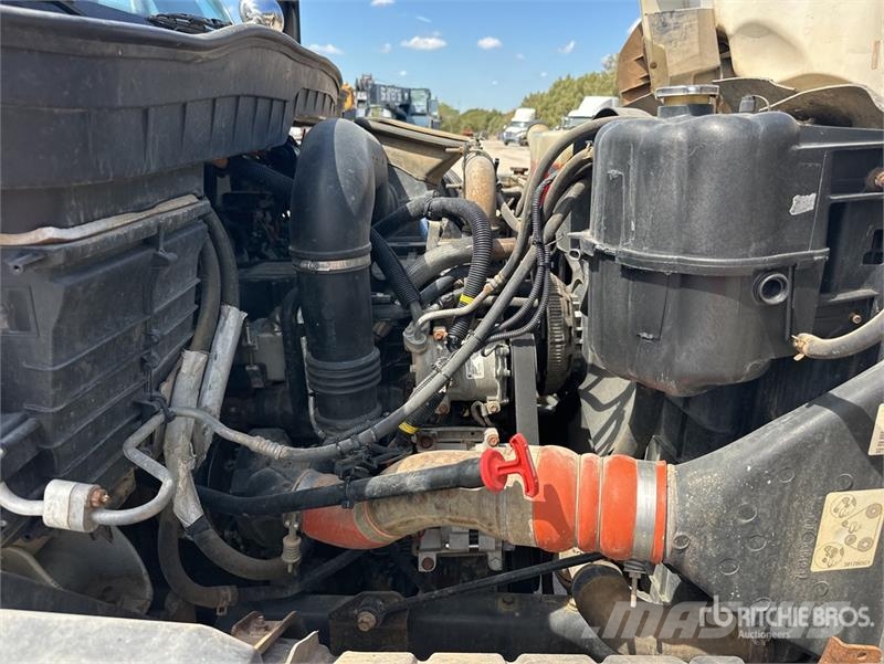 International 7400 Kabine i unutrašnjost