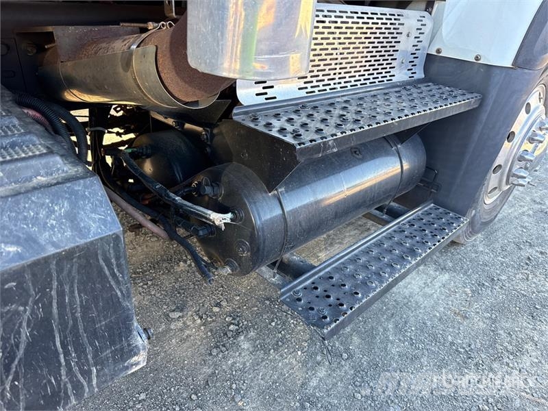 International 7400 Pašizgāzējs
