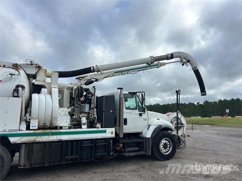 International 7400 Saug- und Druckwagen