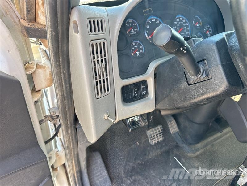 International 7400 Kabine i unutrašnjost