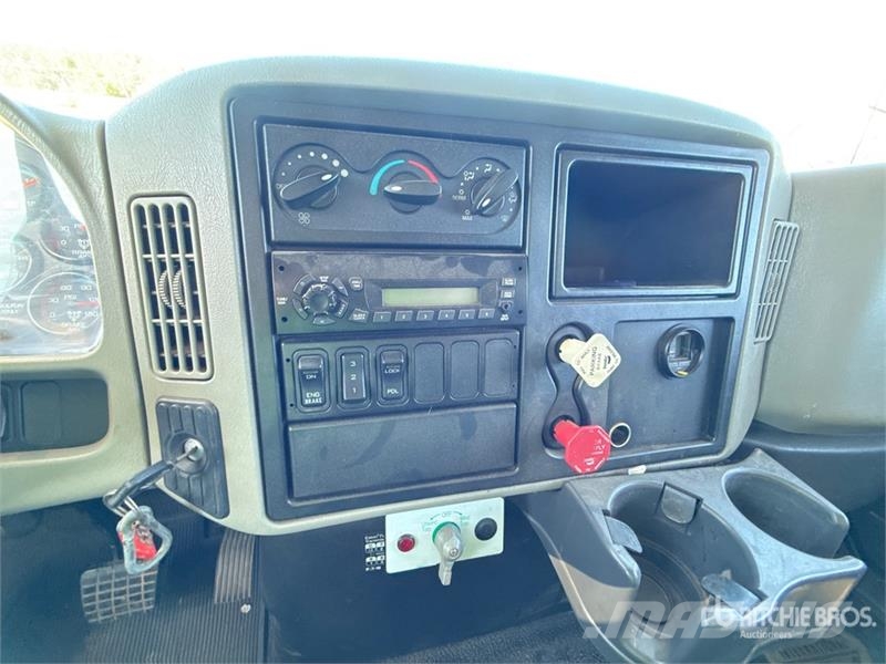 International 7400 Pašizgāzējs