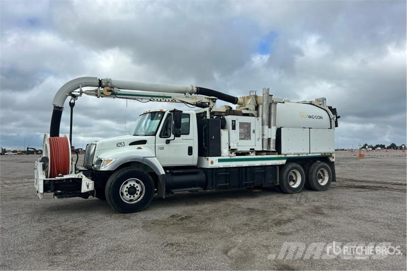 International 7400 Saug- und Druckwagen