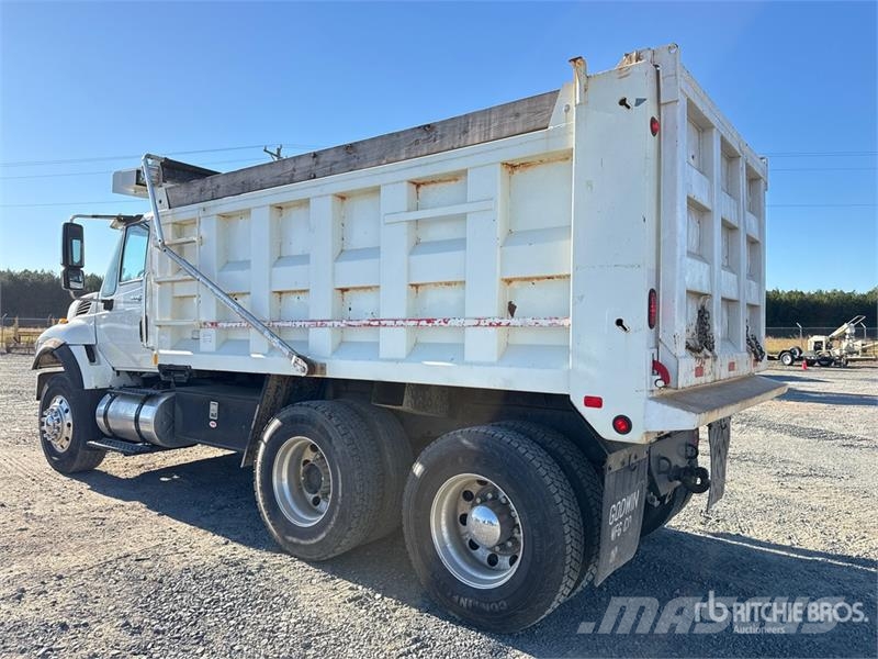 International 7400 Pašizgāzējs
