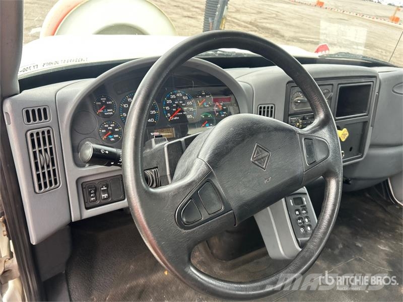 International 7400 Saug- und Druckwagen