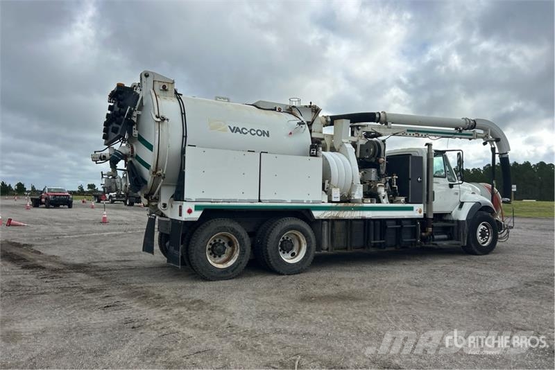 International 7400 Saug- und Druckwagen