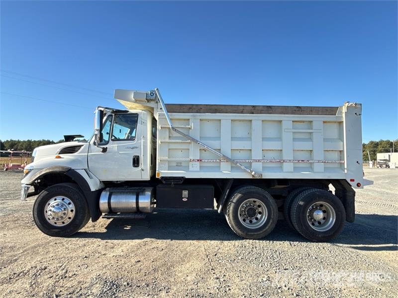 International 7400 Pašizgāzējs