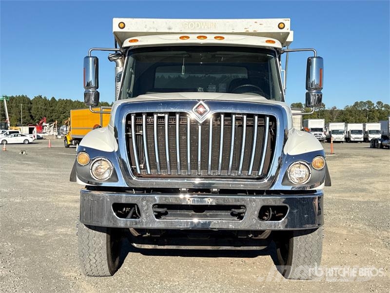International 7400 Pašizgāzējs