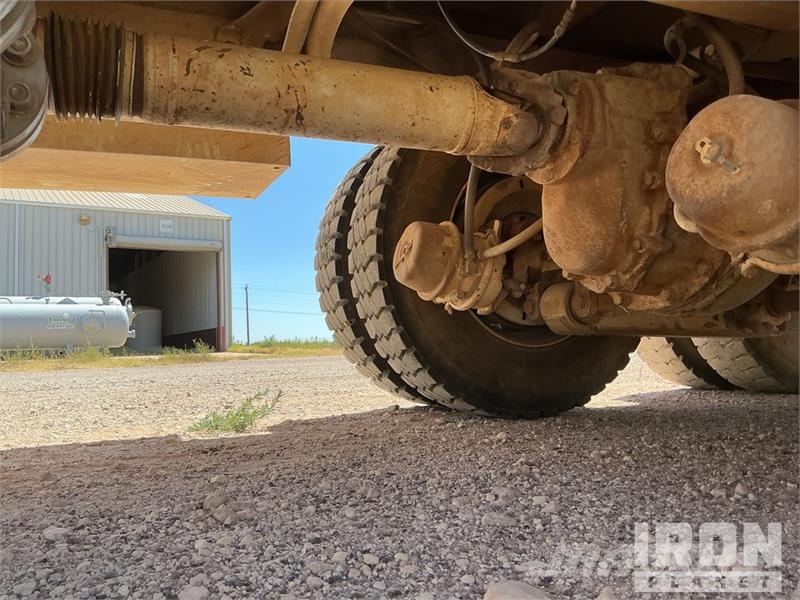 International 7400 2000 gal 6x4 Kill Truck Processing Equipment