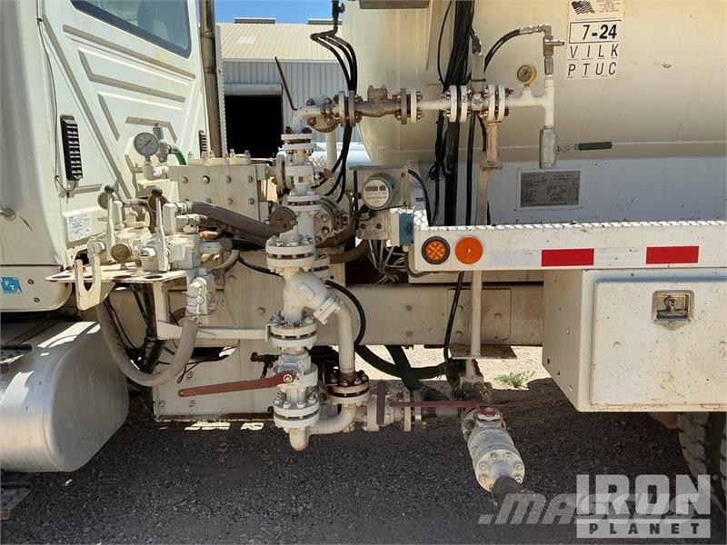 International 7400 2000 gal 6x4 Kill Truck Processing Equipment