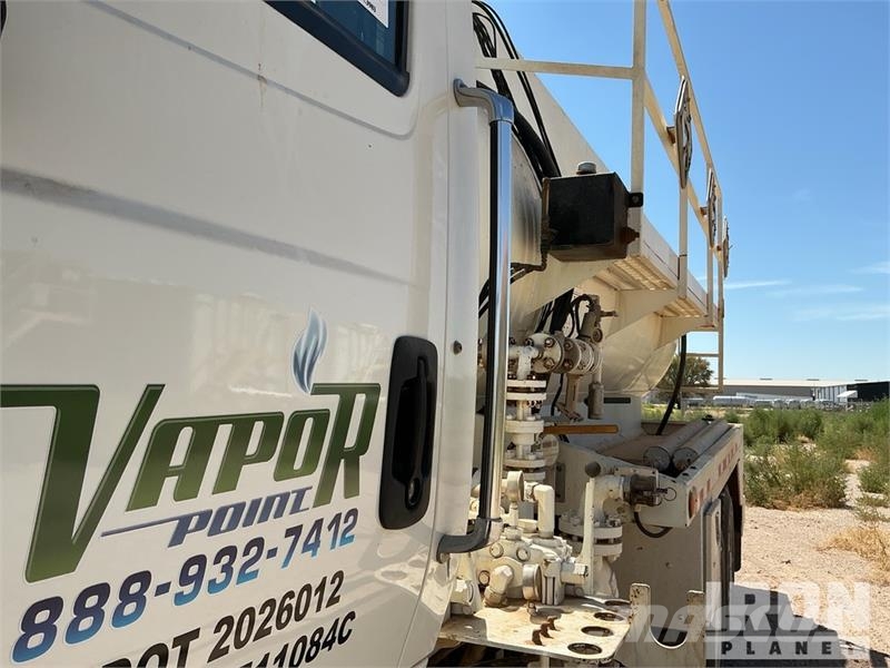 International 7400 2000 gal 6x4 Kill Truck Processing Equipment