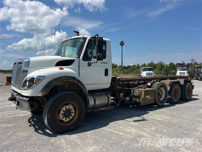International 7600 Skip bin truck