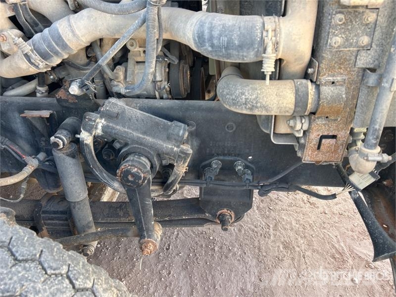 International 7600 Plošinové nákladné automobily/nákladné automobily so sklápacími bočnicami