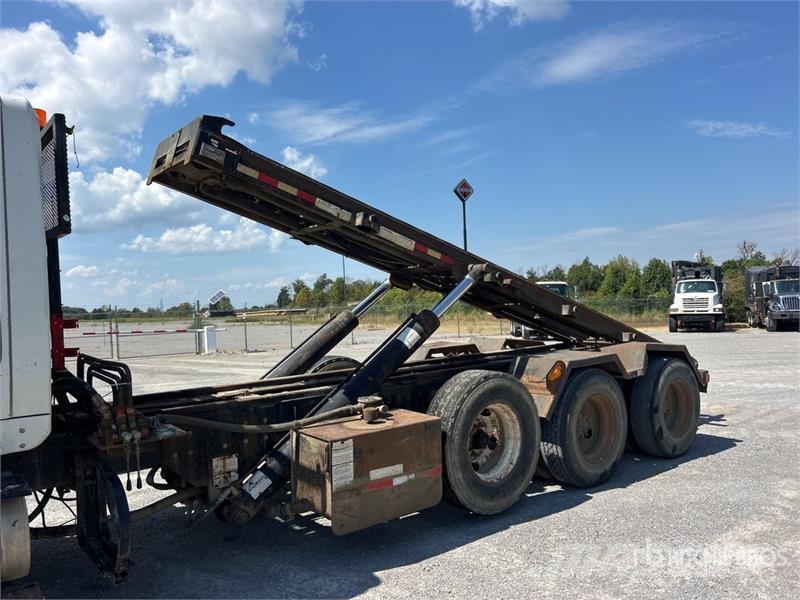 International 7600 Skip bin truck
