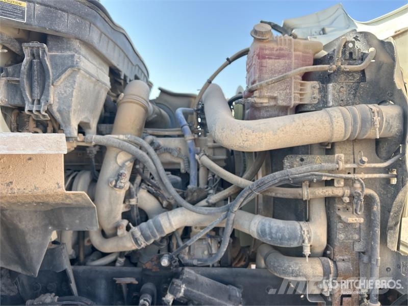 International 7600 Plošinové nákladné automobily/nákladné automobily so sklápacími bočnicami