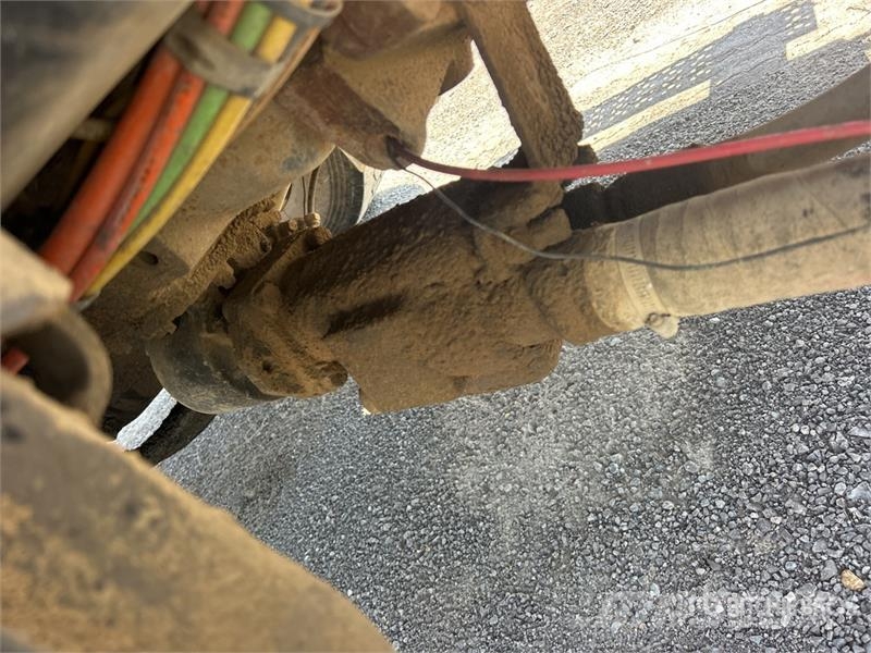 International 7600 Skip bin truck