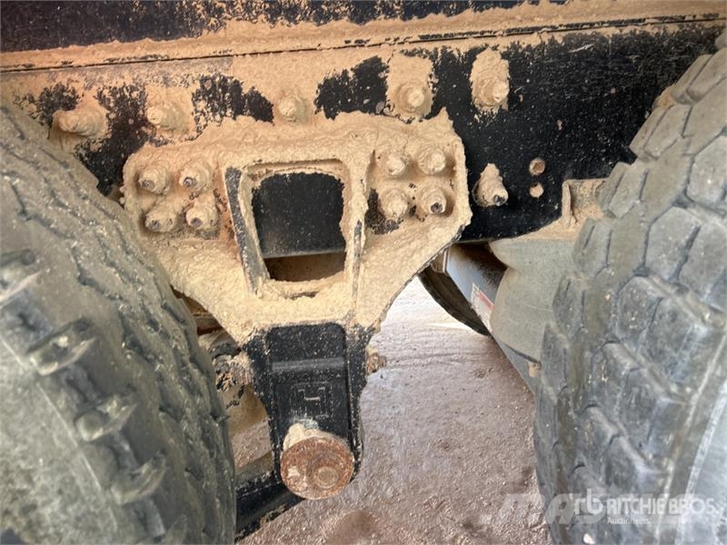 International 7600 Plošinové nákladné automobily/nákladné automobily so sklápacími bočnicami