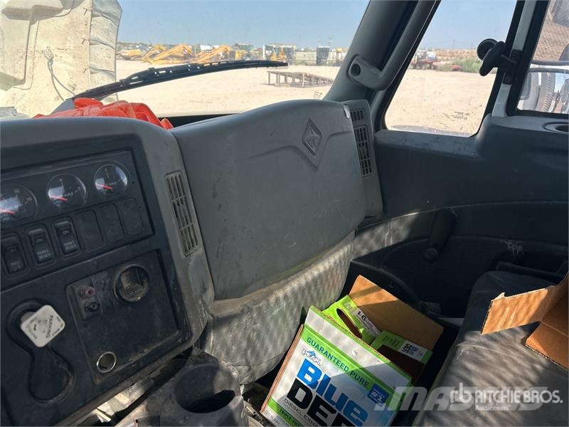 International 7600 Plošinové nákladné automobily/nákladné automobily so sklápacími bočnicami