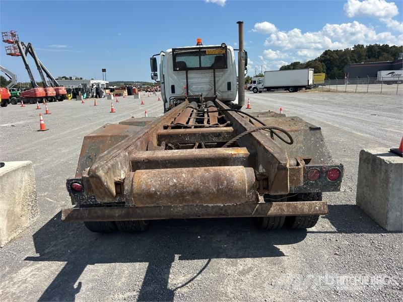 International 7600 Skip bin truck