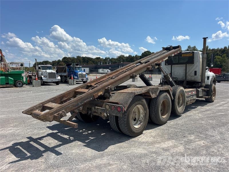 International 7600 Skip bin truck