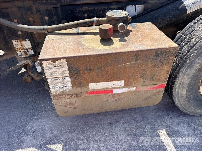 International 7600 Skip bin truck