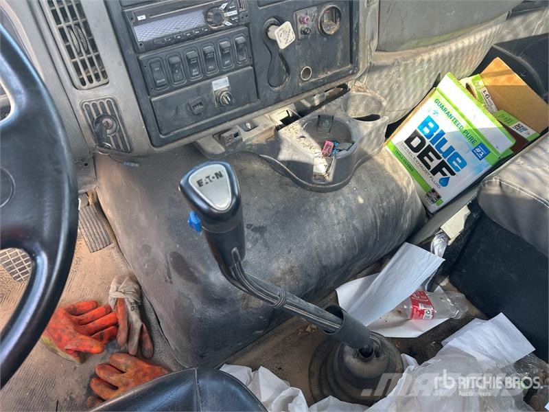 International 7600 Plošinové nákladné automobily/nákladné automobily so sklápacími bočnicami