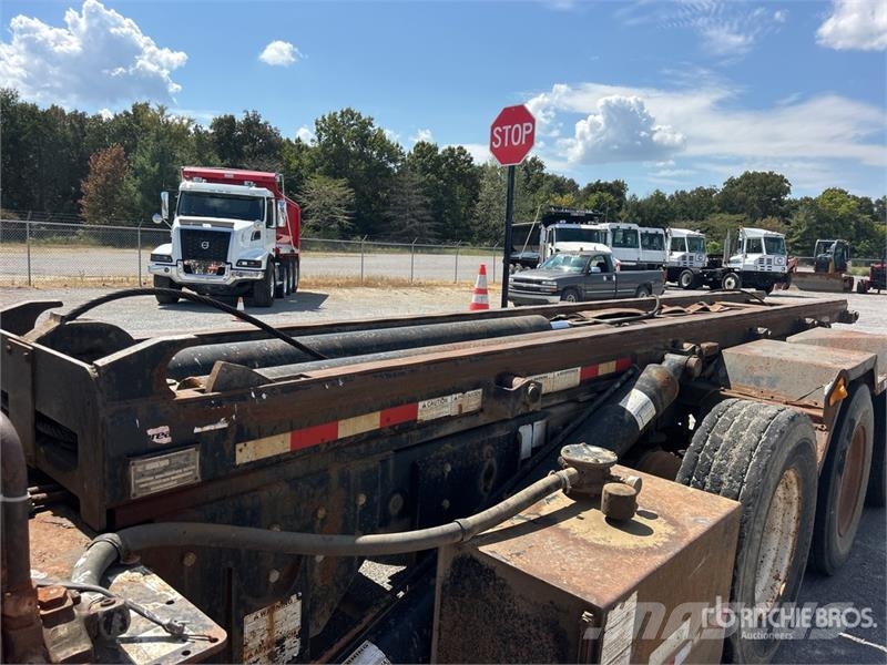 International 7600 Skip bin truck