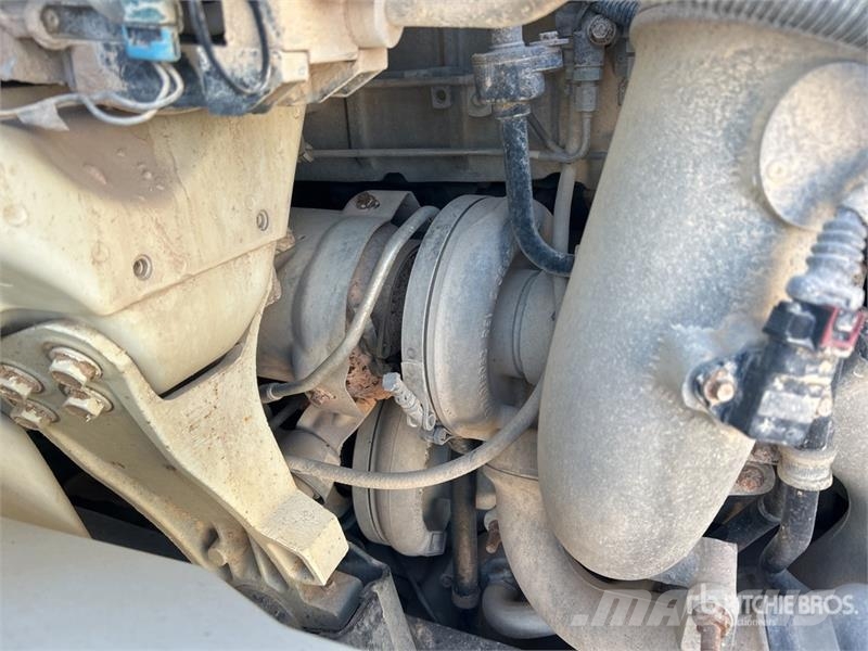 International 7600 Plošinové nákladné automobily/nákladné automobily so sklápacími bočnicami