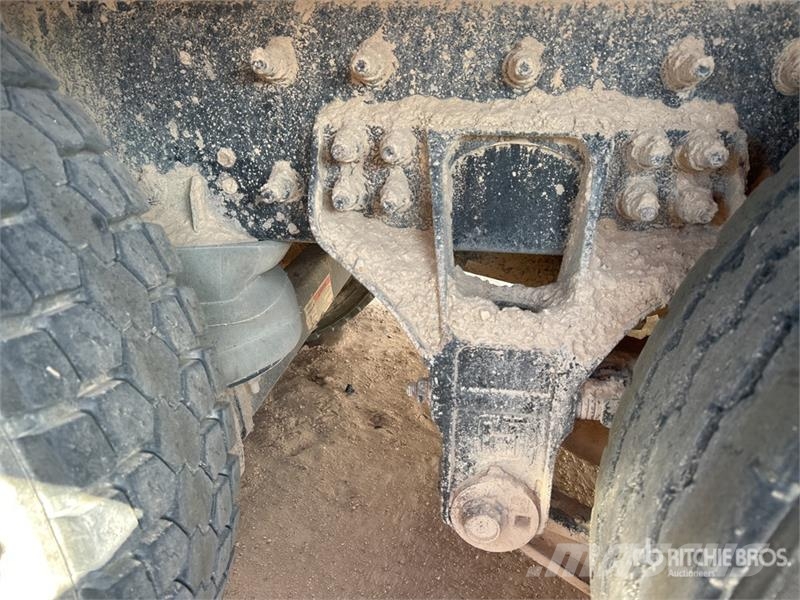 International 7600 Plošinové nákladné automobily/nákladné automobily so sklápacími bočnicami