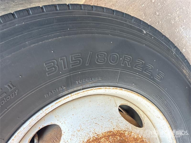 International 7600 Plošinové nákladné automobily/nákladné automobily so sklápacími bočnicami