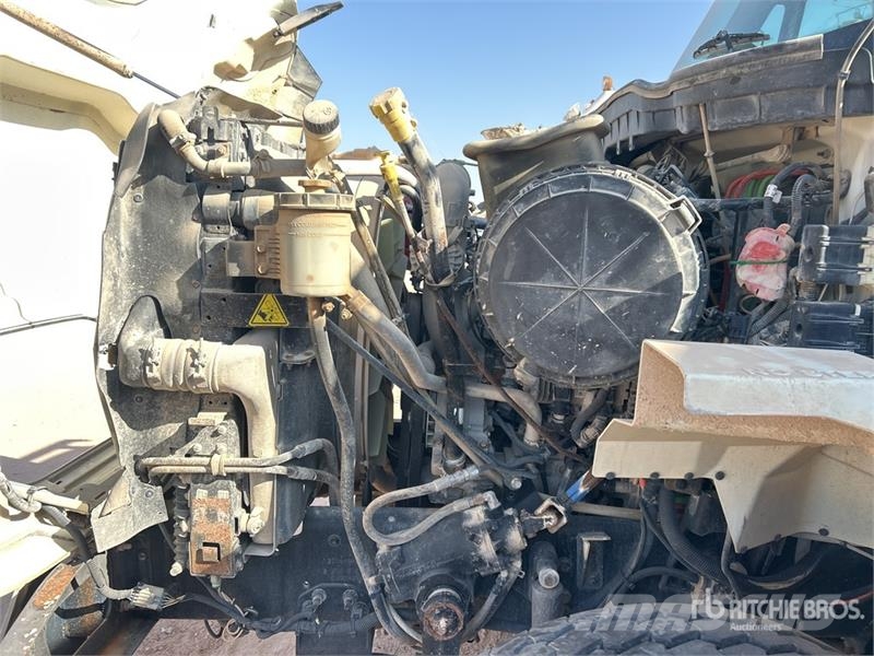 International 7600 Plošinové nákladné automobily/nákladné automobily so sklápacími bočnicami