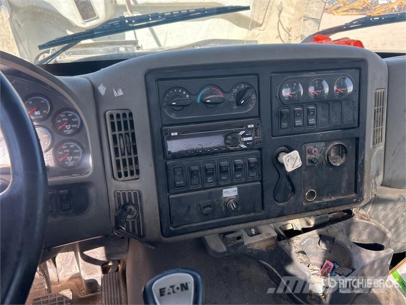International 7600 Plošinové nákladné automobily/nákladné automobily so sklápacími bočnicami