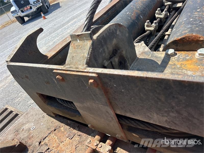 International 7600 Skip bin truck